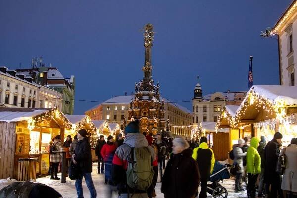 Obrazem: Zasněžené vánoční trhy mají pohádkovou atmosféru - OLOMOUC.CZ