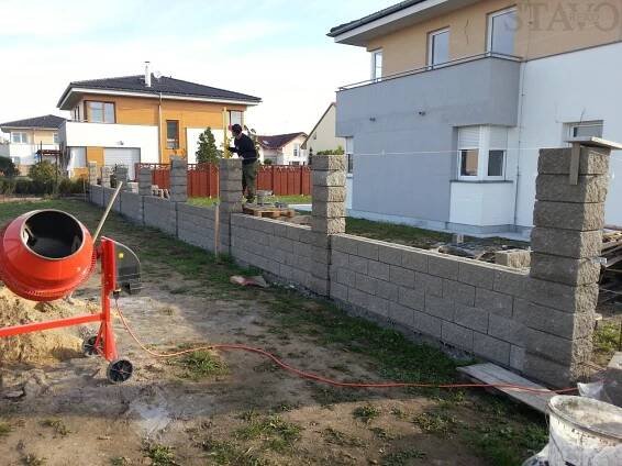 Stavoreko s. r. o. - Rekonstrukce, stavba plotu RD - Újezd nad Lesy