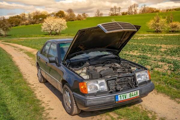 Je nezapomenutelná W124 nejkvalitnější mercedes-benz všech dob? Nebo dokonce nejlepší auto všech dob? Moderní konkurenci zesměšní určitě