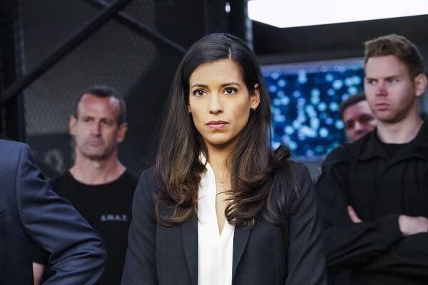 Zbrojnice - Zachovat si tvář - Z filmu - Stephanie Sigman