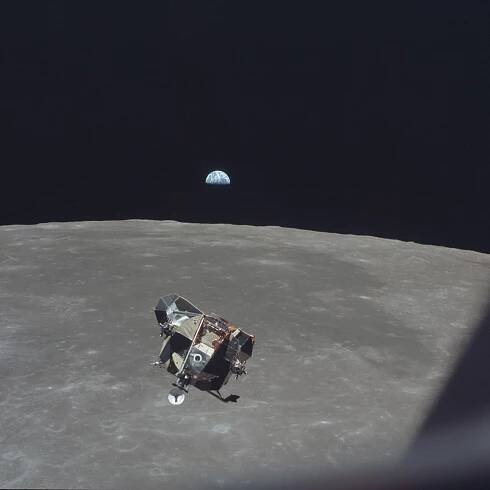 Astronauti po sobě na Měsíci nechali skládku: Válí se tu boty, golfové míčky i pytle s fekáliemi!