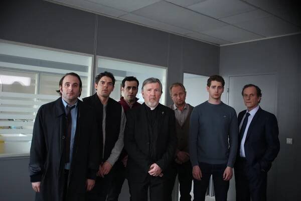 Bílá jako padlý sníh - Z filmu - Vincent Macaigne, Damien Bonnard, Jonathan Cohen, Richard Fréchette, Benoît Poelvoorde, Pablo Pauly, Charles Berling