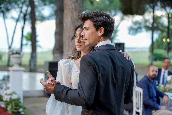 Kasaba Doktoru - Episode 5 - Z filmu - Hazal Subaşı, Deniz Can Aktaş