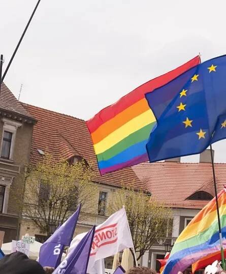 Spojené barvy rovnosti: EU chce posílit ochranu queer lidí před diskriminací a nenávistí.