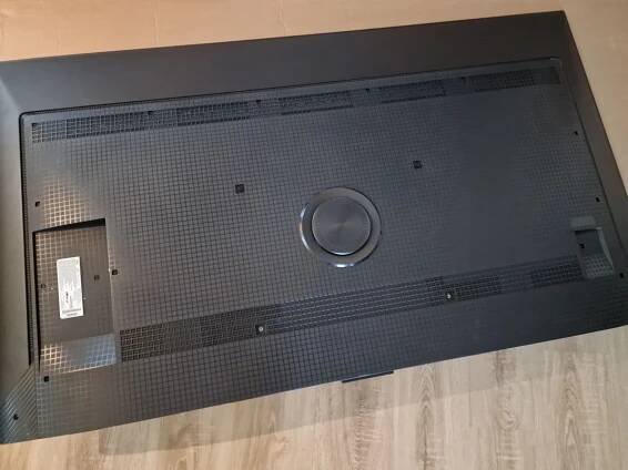 TCL 65T8B - herný TV za dobrú cenu Vzadu na TV dominuje vyvýšenie na subwoofer reproduktor.