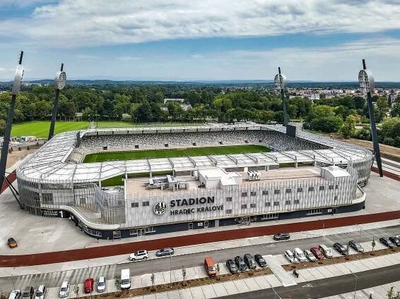 Multifunkční fotbalový stadion v Hradci Králové.