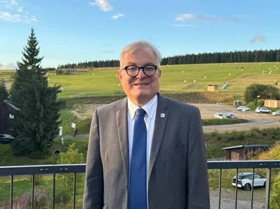 Milan Urban (SPD), pražský kandidát do Poslanecké sněmovny, dlouhodobě upozorňuje na dopady emisních povolenek na dopravu, průmysl i zaměstnanost. V článku varuje, že železnice se stává obětí zelené politiky, místo aby byla jejím nástrojem.