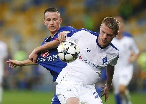 Jan Sýkora (v modrém) v souboji se soupeřem z Dynama Kyjev.