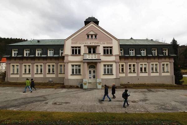 Po necelém kilometru dojdete k Inhalatoriu. Tato klasicistní stavba s elegantním vstupem zahrnuje prostory pro bahenní léčbu, inhalování, kloktání, elektroléčbu, podtlakovou komoru a venkovní terasy.
