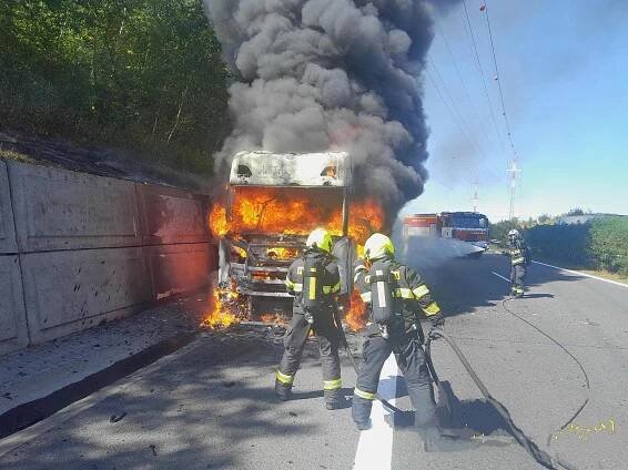 Na dálnici D11 u Nymburka hořel kamion, plameny zasáhly kabinu i návěs