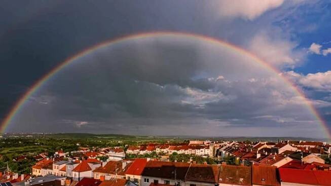 Duha nad Znojmem. Večerní májový déšť vystřídala kouzelná nebeská podívaná
