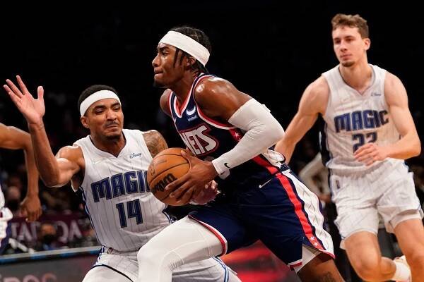 Brooklyn Nets guard David Duke Jr., center, drives