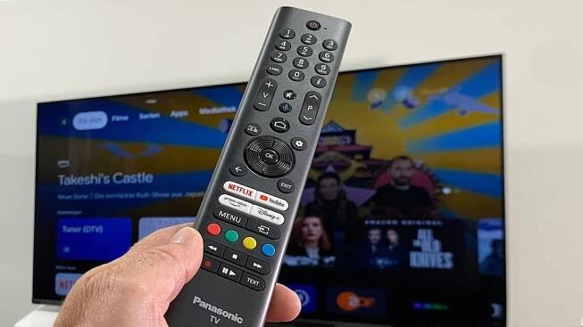 Die neue Fernbedienung des Panasonic MZ800E ist handlich und aufgeräumt, an Bord ist ein Mikrofon für den Google Assistant.