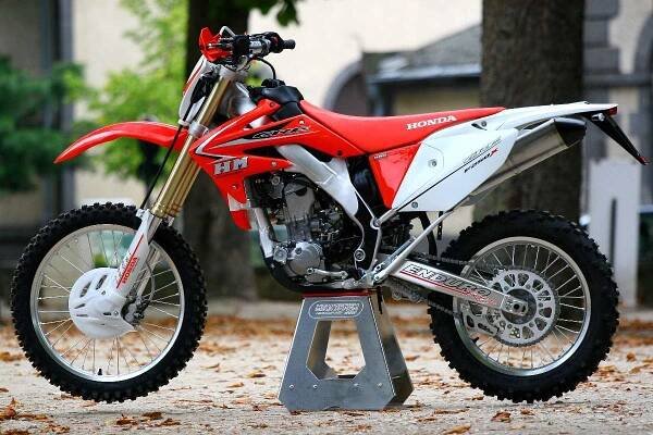 Homo legalis - endura od Hondy s techničákem - MotoLife.cz 