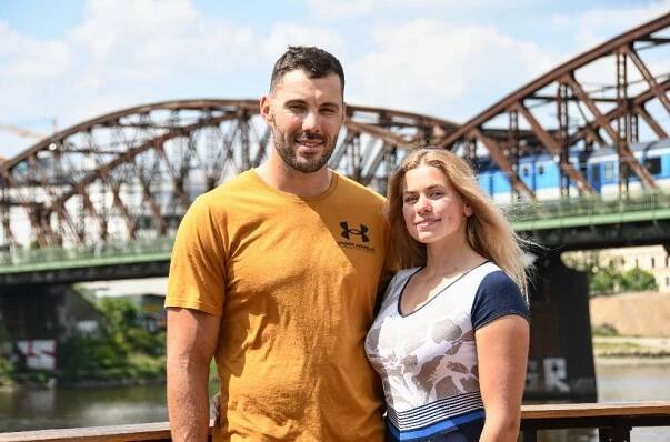 Krumlovačka Anežka Paloudová září štěstím. S olympionikem Dostálem má syna