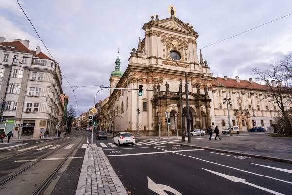 Před nemocnicí na Karlově náměstí v Praze začaly opravy