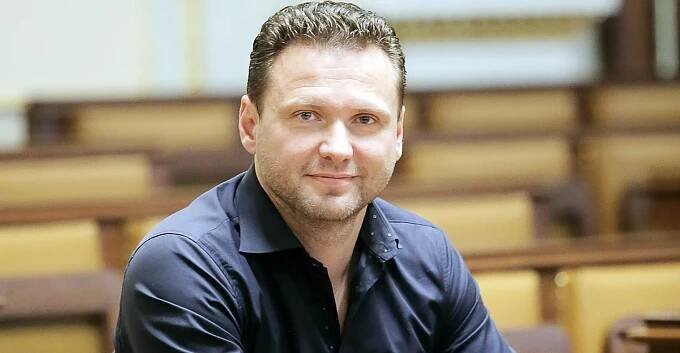 Při smutečním ceremoniálu Vondráček tweetoval. Navrhuje potlesk pro Gotta ve sněmovně - Echo24.cz
