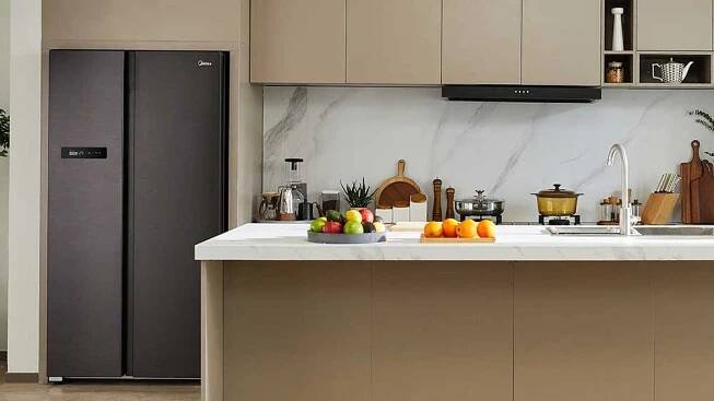 Americká lednice Midea v moderním interiéru_02