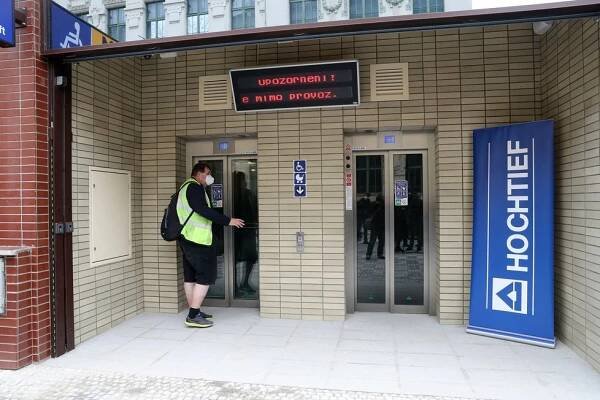 Pro invalidy i seniory mířící do nemocnice. Stanice Karlovo náměstí je díky výtahům bezbariérová
