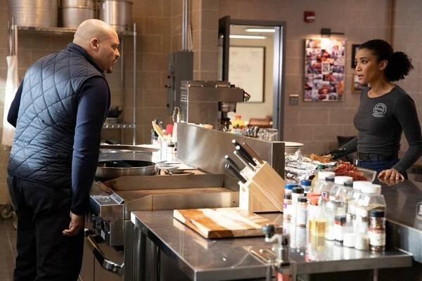 Joe Minoso, Annie Ilonzeh - Chicago Fire - Chicagské přivítání - Z filmu