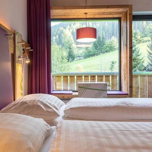 In den Explorer Hotel Zimmern erwartet Dich ein Panoramafenster