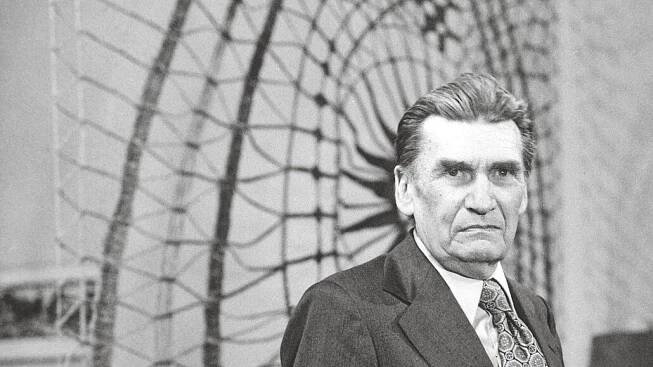 První zkušenosti s dramatem čerpal Boháč v Extázi, necudností se však neúčastnil