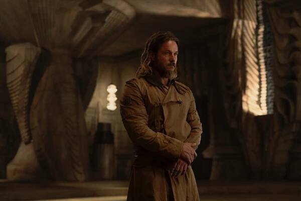 Travis Fimmel jako Desmond Hart.