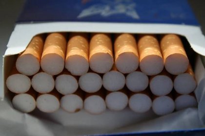 Kuřáci letos dají za krabičku cigaret běžně až 140 korun, v příštím roce dokonce až 160 korun. Příjem státu z daně z tabáku přitom klesá, hrozí další vzestup pašování a bujení černého trhu | Kurzy.cz