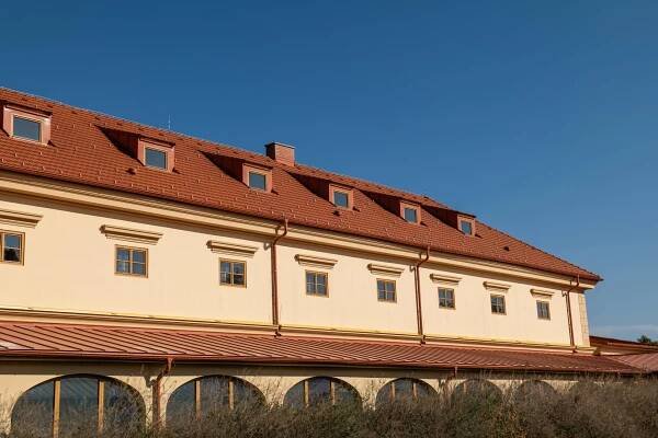 Jak se staví klášter. Sestry karmelitky si za Prahou budují nové sídlo, a to i vlastníma rukama | EARCH.cz