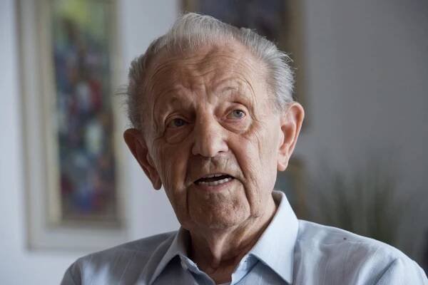 U Jakeše v obýváku. Papaláš slaví 95 let a říká: „Rozkradli zemi. Revoluce nám ublížila“
