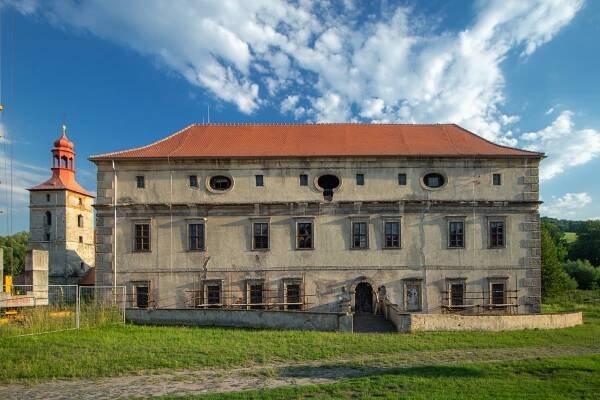 Od barokního zámku Stvolínky na zříceninu hradu Ronov