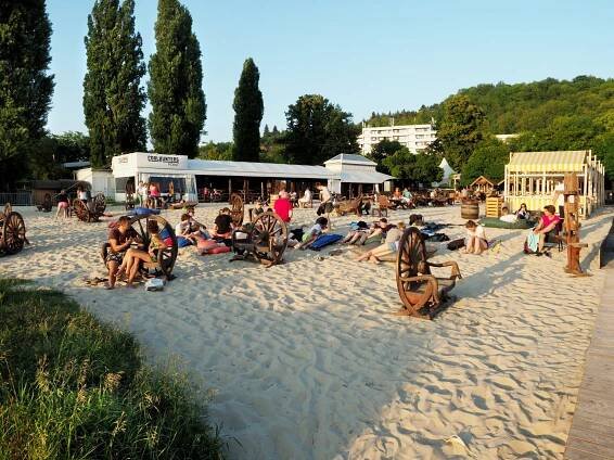 Žluté lázně čeká pestrá sezóna navzdory stavbě Dvoreckého mostu