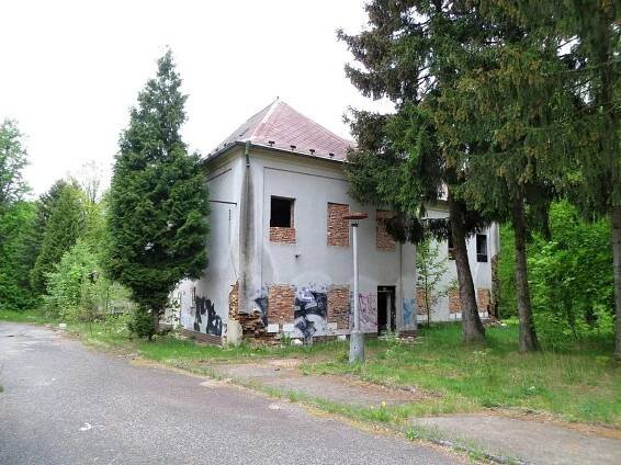 PODÍVEJTE SE: Torzo motorestu Myslivna v Chebu zarůstá stromy