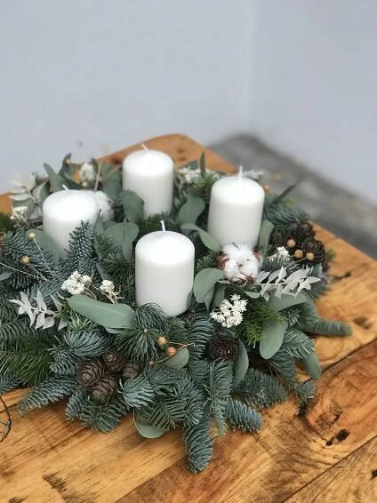 Adventní věnec s lnem a širokými svíčkami - Obrázek 2