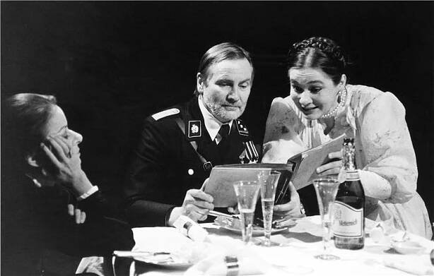 Před penzí - 15.11.2000 (Kateřina Burianová, Jiří Štěpnička, Eva Salzmannová) Foto: Hana Smejkalová