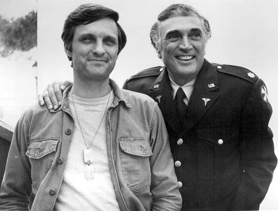 Soubor:Alan Alda Robert Alda MASH 1975.JPG – Wikipedie