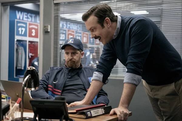 Ted Lasso - Chelsea nechci - Z filmu - Brendan Hunt, Jason Sudeikis