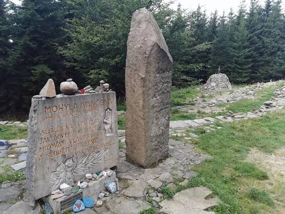 Skautská mohyla Ivančena, poutní místo na modré trase z Malenovic