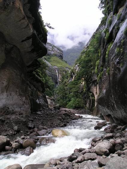 Trek k vodopádu Tugela Falls v Dračích horách JAR