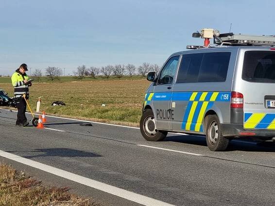 Nehodu náklaďáku a osobního auta u Strážnice nepřežila mladá žena