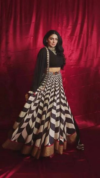 Neeru Bajwa's most regal ethnic looks that redefine elegance