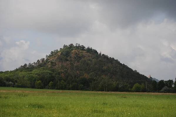 Z mosteckého vrchu Špičák je pěkný výhled na město, hrad i jezero