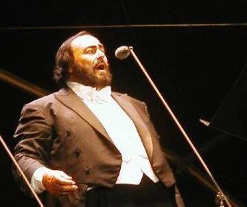 Soubor:Luciano Pavarotti 15.06.02 cropped2.jpg – Wikipedie