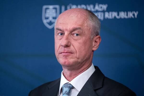 Hirman by mal bojovať o baterkáreň Volkswagenu, nie ju spochybňovať, kritizuje zväz automobiliek