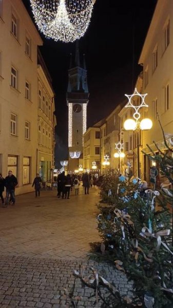 Advent ve Znojmě zahájil Josef Vágner a Libohlásek. Svítí strom i nová výzdoba