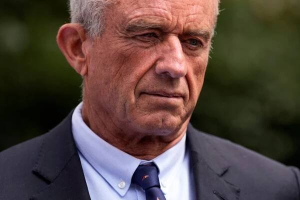 Kennedy mladší pozastavil kampaň a podpořil Trumpa. V klíčových státech se nechá z boje vyškrtnout
