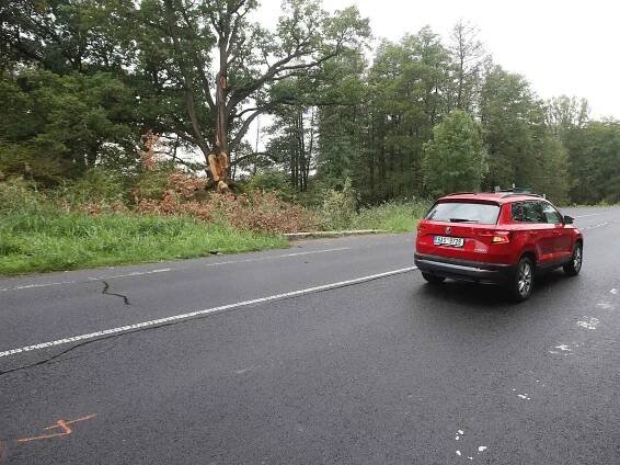 Tragická nehoda u Chlumce si vyžádala dva životy. Zemřel chodec i motorkář