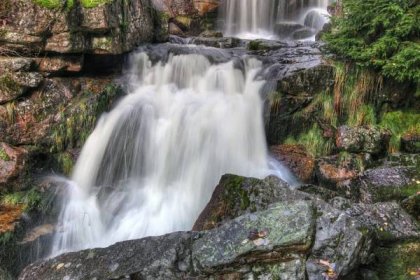 Vodopády na horské říčce Jedlová protékající přírodní rezervací Jedlový důl nedaleko Josefova Dolu – Jizerské hory