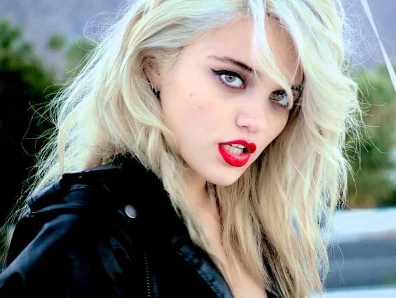 sky-ferreira-letterman