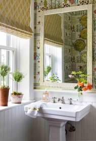 Bathroom with wallpaper 
